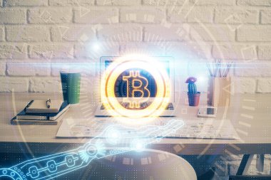 Blockchain temalı holograma ve bilgisayar arkaplanlı masaya çift pozlama. Bitcoin şifreleme para birimi kavramı.