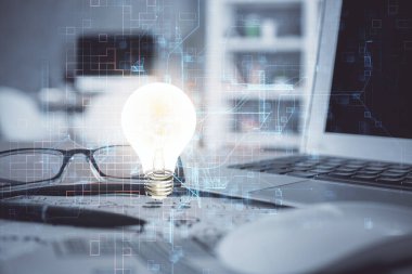 Masa arkasında gözlük olan ampul çizimi. Fikir konsepti. Çift pozlama.