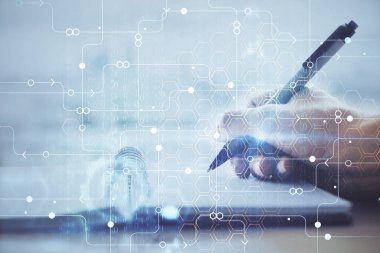 Önünde veri çözeltisi hologramı olan arka planda el yazısına çifte maruz kalma. Teknoloji konsepti. Kapat.