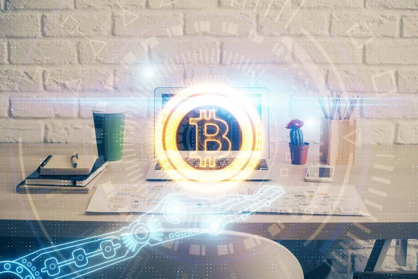 Blockchain temalı holograma ve bilgisayar arkaplanlı masaya çift pozlama. Bitcoin şifreleme para birimi kavramı. — Stok fotoğraf