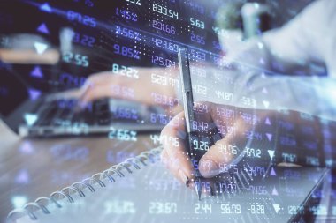 Ön x çizelgesinin arka plan notları alan insanların üzerini çizerken çift pozlama. Mali analiz kavramı