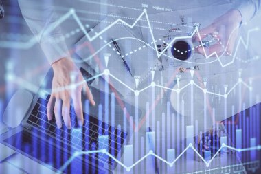 İnsan elinin bilgisayar klavyesine ve forx grafik hologramı çizimine çoklu pozlama. Üst Manzara. Finans piyasası kavramı.