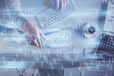 İnsan elinin bilgisayar klavyesine ve forx grafik hologramı çizimine çoklu pozlama. Üst Manzara. Finans piyasası kavramı.