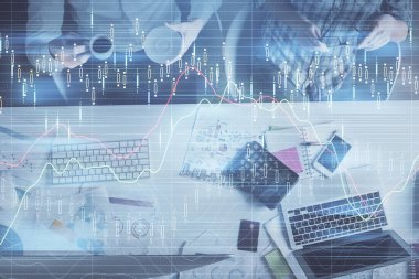 Birlikte çalışan kadın ve erkeğin çifte pozu ve finansal grafik hologramı çizimi. Pazar analizi konsepti. Bilgisayar arkaplanı. Üst Görünüm.