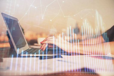 İş kadını ellerinin bilgisayar ve ön x çizelge hologramı çizimlerinde çifte pozlama. Mali analiz kavramı.