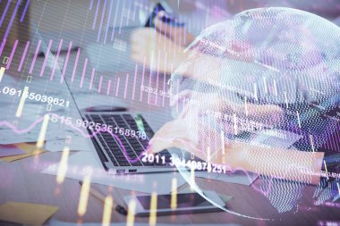 Bilgisayarda ve finansal grafik hologramında yazı yazan kadın ellerine çok maruz kalmış. Borsa analizi kavramı.