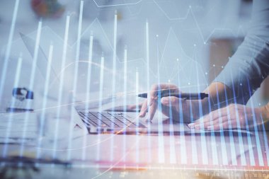 Bilgisayarda ve finansal grafik hologramında yazı yazan kadın ellerine çok maruz kalmış. Borsa analizi kavramı.