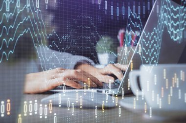 Bilgisayarda ve ön x grafik hologram çiziminde kadın eli yazarken çift pozlama. Borsa yatırım kavramı.