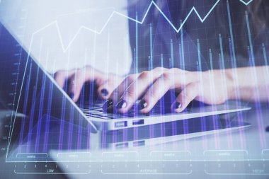 Bilgisayarda ve ön x grafik hologram çiziminde kadın eli yazarken çift pozlama. Borsa yatırım kavramı.