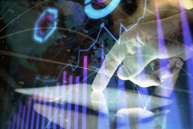 Bir adamın elini tutarken ve dijital bir cihaz ve ön grafik çizimi kullanırken çift pozlama. Finansal piyasa kavramı.
