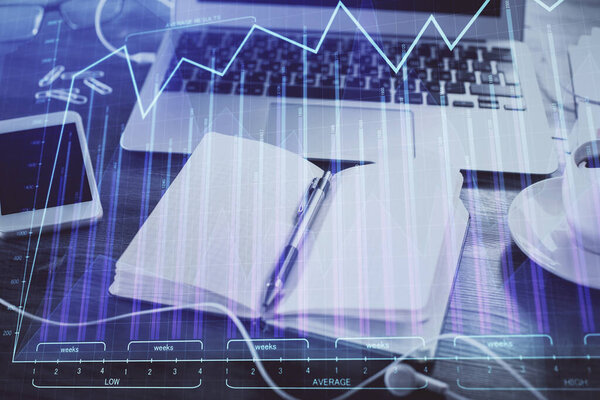 Multi экспозиции финансовых графиков рисунки и стол с открытым фоном ноутбука. Концепция форекс