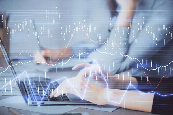 コンピュータや財務チャートのホログラム図面に入力する女性の手の複数の露出 株式市場分析の概念 — ストック写真