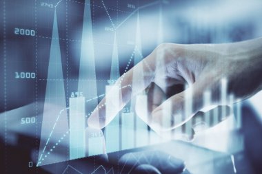 Dijital telefon ve forx grafik çizimi kullanarak adamın elini tutarken birden fazla pozlama. Finansal piyasa kavramı.