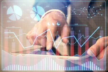 Bir adamın el ele tutuşması ve telefon ve finansal çizim kullanması. Pazar analizi kavramı.