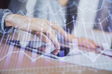 Önx grafik çizimine çifte maruz kalma ve kadın ve erkeğin birlikte çalışarak mobil bir cihaz kullanması. Ticaret konsepti.