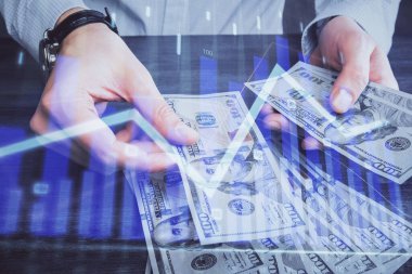 Finansal grafiğe çoklu pozlama hologram, Amerikan dolarları ve insan eli. Analiz kavramı.