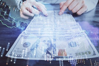 Forx grafiği, hologram, Amerikan dolarları ve insan eli çizimleri. Teknik Analiz kavramı.