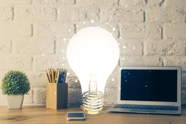 Bilgisayar ofisinde ampul simgesi hologramıyla birlikte. Çifte maruziyet. Fikir kavramı.