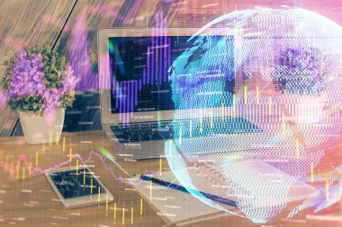 Forx grafiği ve bilgisayarla çalışma alanını iki katına çıkar. Uluslararası çevrimiçi ticaret kavramı.