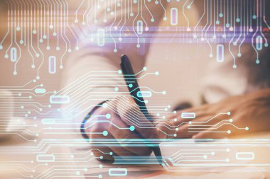 Teknoloji simgeleriyle beyaz gömlekli bir adam. - Evet. Çifte maruziyet. Ağ ve veri kavramı.