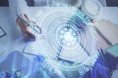 Teknoloji ve dijital kodlama kapsülleriyle arka planda notlar alan ellerin iki katına çıkarılması. Veri öğrenme kavramı.