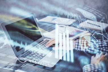 Teknoloji temalı hologramda arka planda çalışan bir adam var. Yüksek teknoloji konsepti. Çift pozlama.