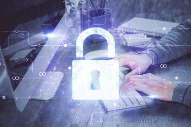 Arka planda bilgisayarda çalışan bir adamla birden fazla kilit simgesine maruz kalma. Ağ koruma kavramı.