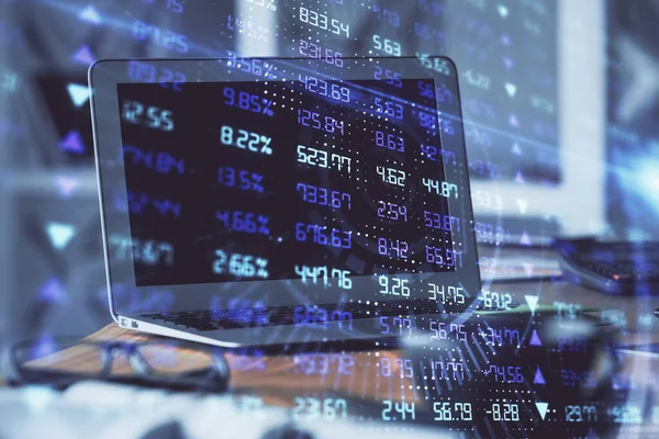 個人的なコンピュータの背景に描かれた株式市場のチャートのホログラム 露出を2倍 投資の概念 — ストック写真