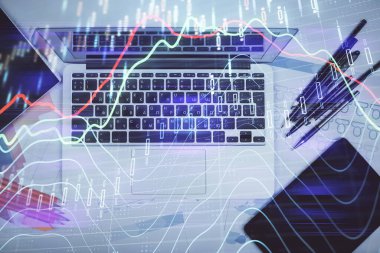 Forx grafiğinin bilgisayar ile masa arkaplanının üzerine çizimi. Finansal araştırma ve analiz kavramı. Üst görünüm.