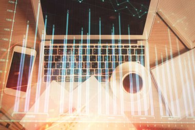 Borsa tablosu ve masa arkasındaki en iyi görüntü bilgisayarı. Çifte maruziyet. Mali analiz kavramı.