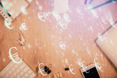 Forx grafik hologramının telefonlu masaüstü üzerinde çoklu pozlandırılması. Üst Manzara. Mobil ticaret platformu kavramı.