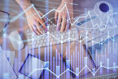 İnsan elinin bilgisayar klavyesine ve forx grafik hologramı çizimine çoklu pozlama. Üst Manzara. Finans piyasası kavramı.