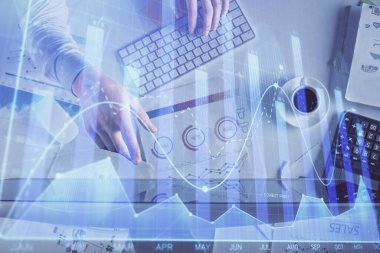 İnsan elinin bilgisayar klavyesine ve forx grafik hologramı çizimine çoklu pozlama. Üst Manzara. Finans piyasası kavramı.
