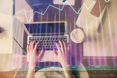 Bilgisayar ve ön x çizim hologramı üzerinde çalışan kadın elleri çift pozlama. Üst Manzara. Mali analiz kavramı.