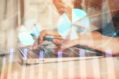 Bilgisayarda ve finansal grafik hologramında yazı yazan kadın ellerine çoklu maruz kalma. Borsa analizi kavramı.