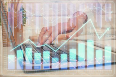 Bilgisayarda ve ön x grafik hologramında yazı yazan kadın ellerine çok maruz kalmış. Borsa analizi kavramı.