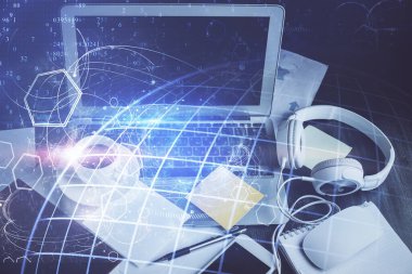 Bilgisayar ve dünya haritası hologramıyla masaüstü çifte pozlama. Uluslararası veri ağı kavramı.