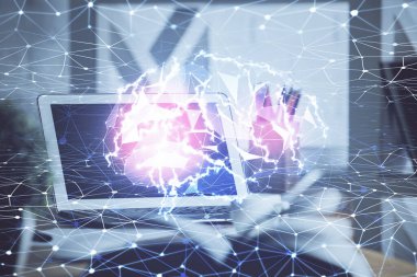 Masaüstü bilgisayarı ve insan beyni hologram çiziyor. Ai kavramı.