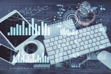 Masaüstünde telefonlu ön x grafik hologramına çift pozlama. Üst Manzara. Mobil ticaret platformu kavramı.