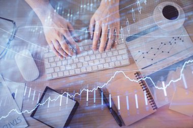 Erkeklerin ellerinin bilgisayar klavyesini ve forx grafik hologramını yazarken çoklu pozlama. Üst Manzara. Finans piyasası kavramı.