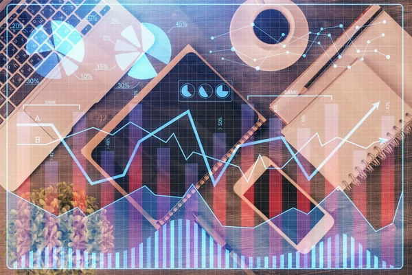 Forex chart 의 두 번의 노출은 데스크 탑에서 전화로 홀로 그램이다. 위에서 본 모습. 모바일 무역 플랫 폼 개념. — 스톡 사진