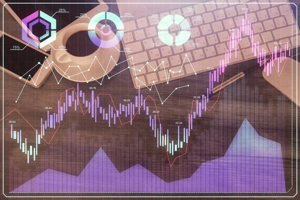 Dvojitá expozice forex chart hologram přes pracovní plochu s telefonem. Horní pohled. Pojetí mobilní obchodní platformy. — Stock fotografie