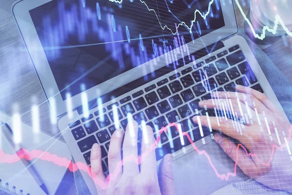 コンピュータのキーボードと外国為替グラフのホログラム図面を入力する人の手の二重露出。最上階だ。金融市場の考え方. — ストック写真