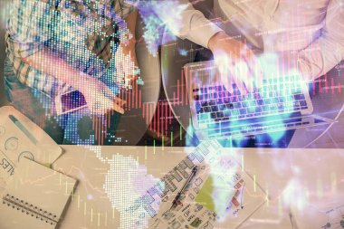 Kadın ve erkeğin birlikte çalıştığı çoklu pozlama ve grafik hologramı çizimi. Finansal analiz konsepti. Bilgisayar arkaplanı. Üst Görünüm.