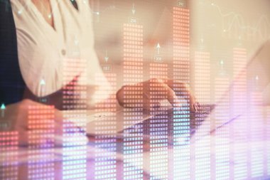 İş kadınlarının bilgisayar ve ön grafik hologram çizimlerini yazarken çift pozlama. Mali analiz kavramı.