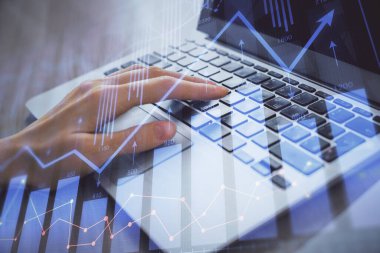 Bilgisayarda ve ön x grafik hologram çiziminde kadın eli yazarken çift pozlama. Borsa analizi kavramı.