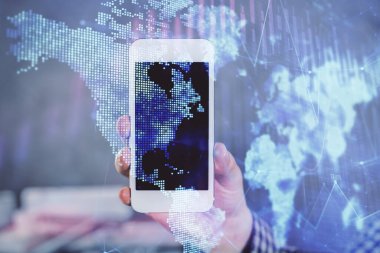 Erkeklerin el ele tutuşup dijital bir cihaz ve ön grafik çizimi kullanırken çift pozlama. Finansal piyasa kavramı.