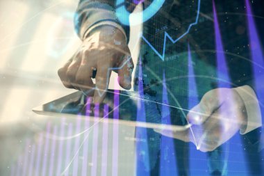 Erkeklerin el ele tutuşup dijital bir cihaz ve ön grafik çizimi kullanırken çift pozlama. Finansal piyasa kavramı.