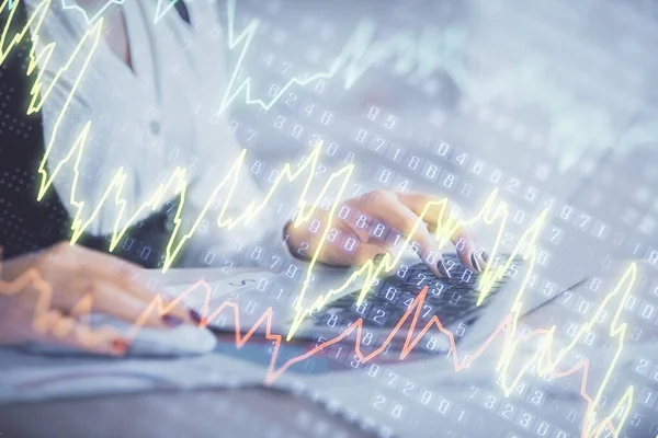 Doble exposición de las manos de mujer de negocios escribiendo en el dibujo del holograma de la computadora y del gráfico de la divisa. Concepto de análisis financiero. —  Fotos de Stock