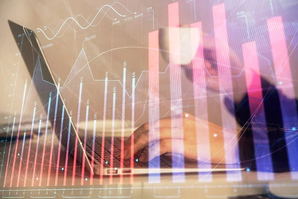 Doppelbelichtung von Geschäftsfrau Hände Tippen auf Computer und Forex-Graph Hologrammzeichnung. Finanzanalysekonzept. — Stockfoto